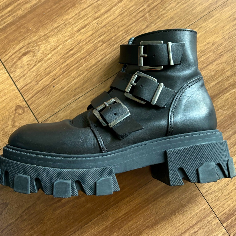 Combat platform boots. L’intervalle